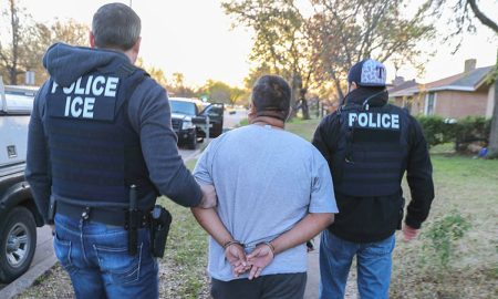 Agentes federales de ICE arrestando a un inmigrante, representando el aumento de detenciones a latinos sin antecedentes penales.