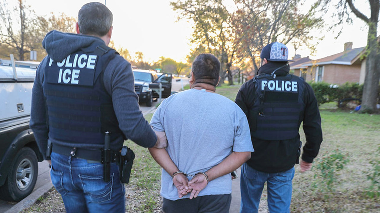 Agentes federales de ICE arrestando a un inmigrante, representando el aumento de detenciones a latinos sin antecedentes penales.