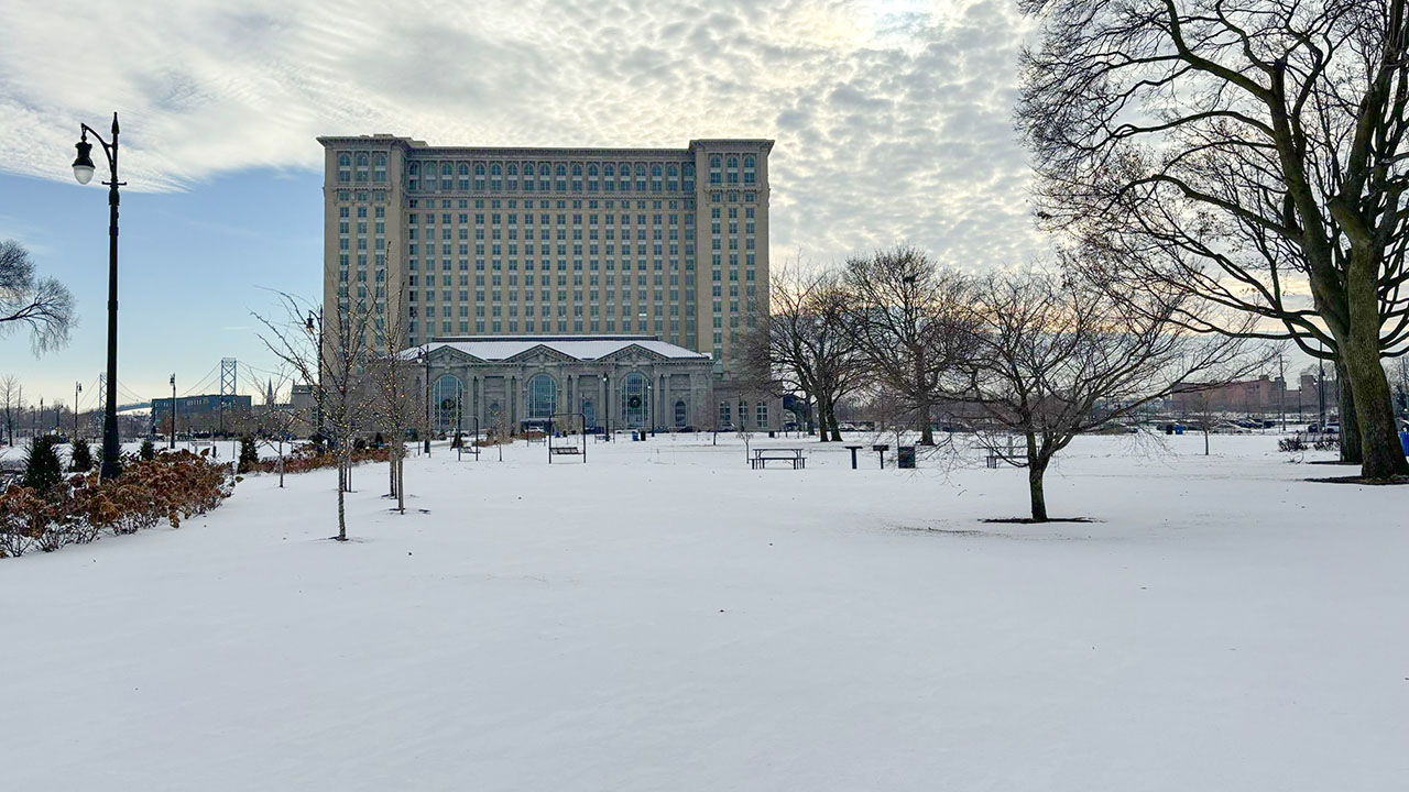 Detroit cubierto de nieve, en medio de temperaturas de frío extremo.