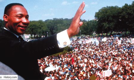 Martin Luther King Jr. saluda a una multitud durante un evento del movimiento por los derechos civiles en Estados Unidos”.