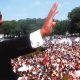 Martin Luther King Jr. saluda a una multitud durante un evento del movimiento por los derechos civiles en Estados Unidos”.