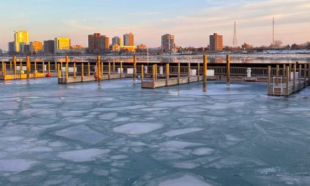 Lago congelado en Detroit durante el frío extremo, mientras eventos se cancelan y lugares permanecen cerrados en Metro Detroit.