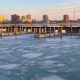Lago congelado en Detroit durante el frío extremo, mientras eventos se cancelan y lugares permanecen cerrados en Metro Detroit.