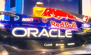 Red Bull y Ford revelaron el diseño del RB22 en la Michigan Central Station de Detroit.