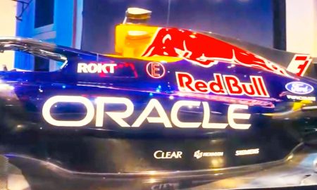Red Bull y Ford revelaron el diseño del RB22 en la Michigan Central Station de Detroit.