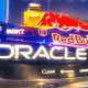 Red Bull y Ford revelaron el diseño del RB22 en la Michigan Central Station de Detroit.