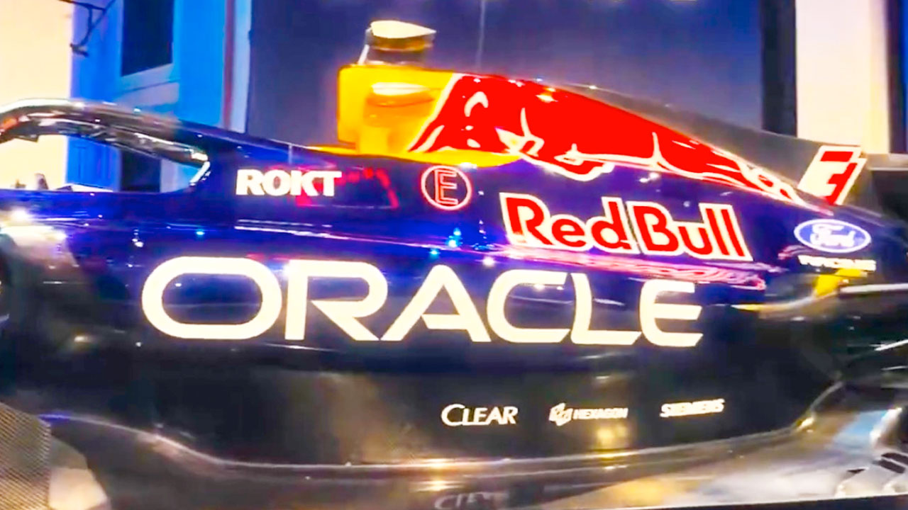 Red Bull y Ford revelaron el diseño del RB22 en la Michigan Central Station de Detroit.
