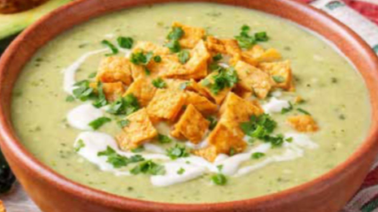 La crema suave de calabacitas con tocino y queso panela requiere ingredientes sencillos.