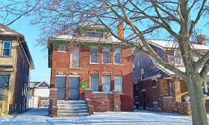 Casa en Detroit, Michigan, representando los fraudes que se pueden presentar en la compra y venta de viviendas.