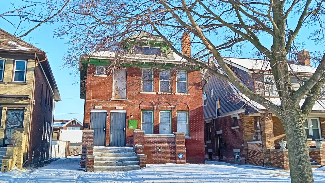 Casa en Detroit, Michigan, representando los fraudes que se pueden presentar en la compra y venta de viviendas.