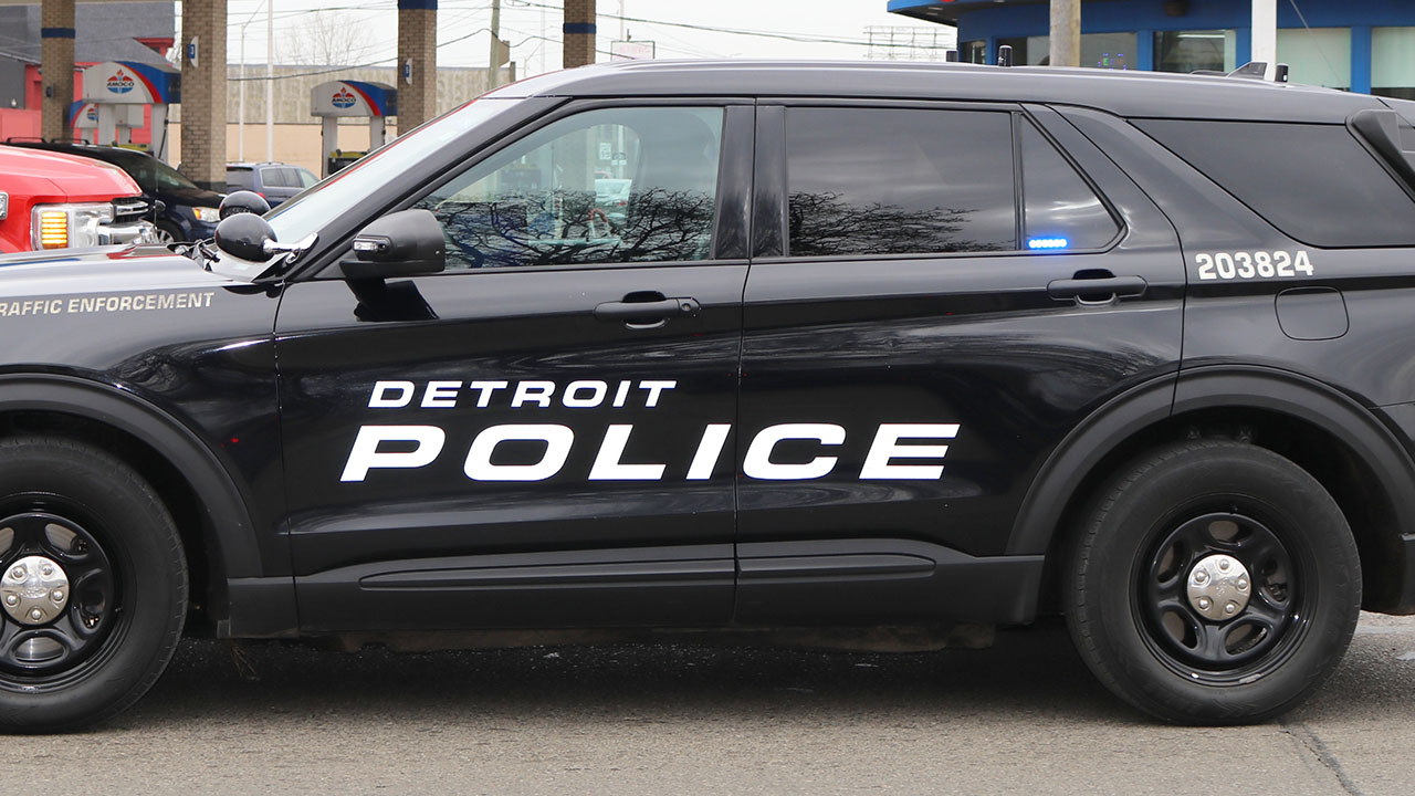 La Policía de Detroit arrestó al hombre acusado de tener a su perro en desnutrición y abandono en el frío extremo.