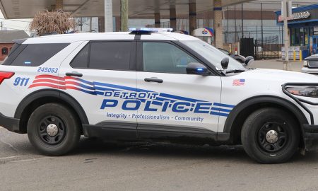 Un hombre murió tras ser asaltado y atropellado con su auto en una gasolinera del oeste de Detroit.