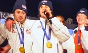 Atletas estadounidenses recibiendo sus medallas en los Juegos Olímpicos Invierno Milán-Cortina 2026.
