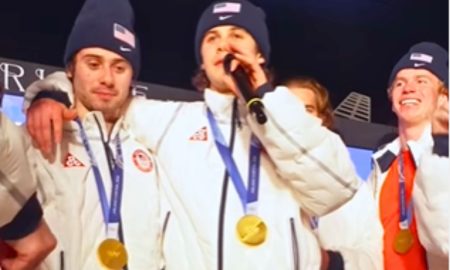 Atletas estadounidenses recibiendo sus medallas en los Juegos Olímpicos Invierno Milán-Cortina 2026.