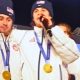 Atletas estadounidenses recibiendo sus medallas en los Juegos Olímpicos Invierno Milán-Cortina 2026.