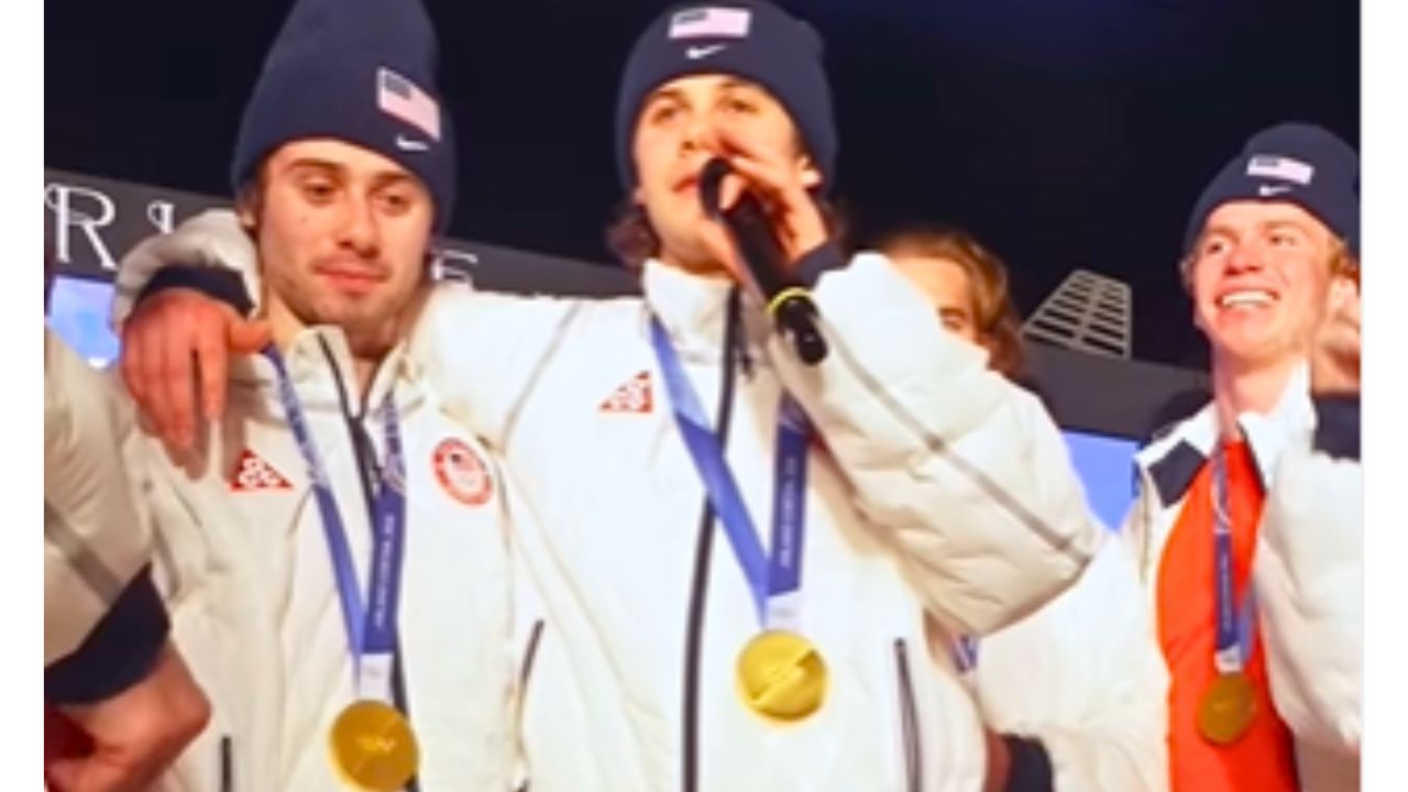 Atletas estadounidenses recibiendo sus medallas en los Juegos Olímpicos Invierno Milán-Cortina 2026.