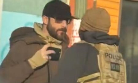 Alex Pretti enfrentando a un oficial durante el operativo en Minneapolis antes de recibir los disparos que le quitaron la vida, enfermero de cuidados intensivos de 37 años.