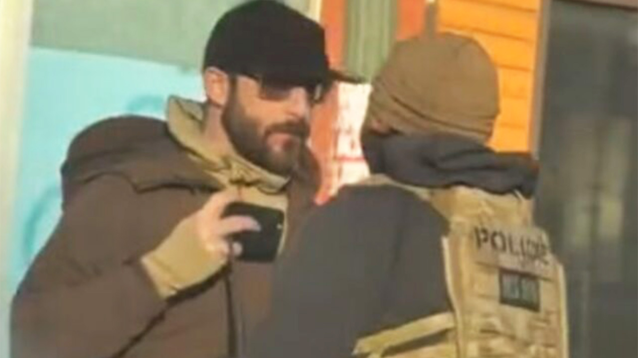 Alex Pretti enfrentando a un oficial durante el operativo en Minneapolis antes de recibir los disparos que le quitaron la vida, enfermero de cuidados intensivos de 37 años.