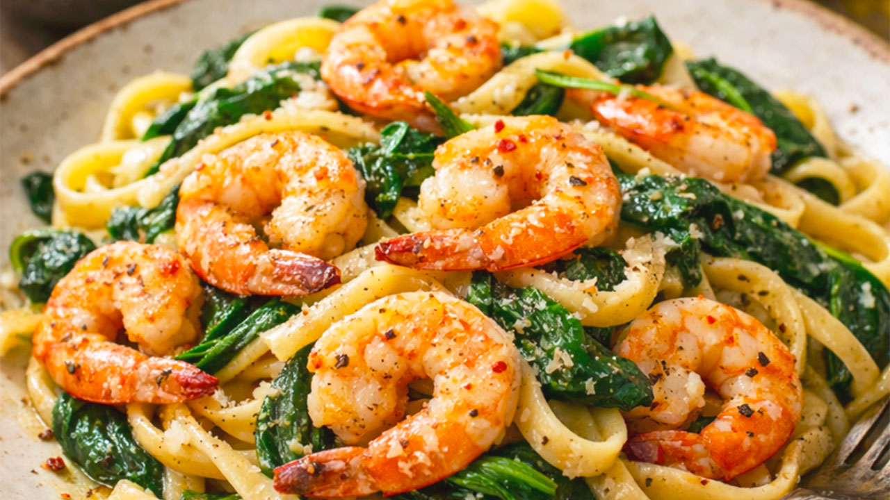 Pasta con camarones y espinaca, platillo elegante y fácil de preparar ideal para disfrutar en el Día de San Valentín.