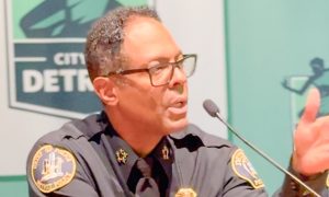 Todd Bettison, jefe del Departamento de Policía de Detroit, quien señaló que planea despedir a dos oficiales que contactaron a inmigración en paradas de tránsito.