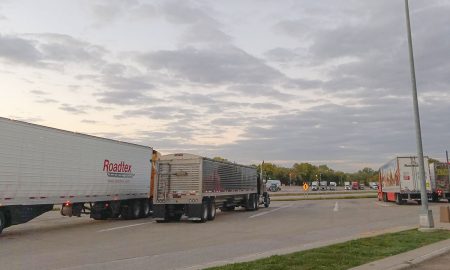 Camioneros inmigrantes afectados por nueva norma del Departamento de Transporte impulsada por la administración Trump.
