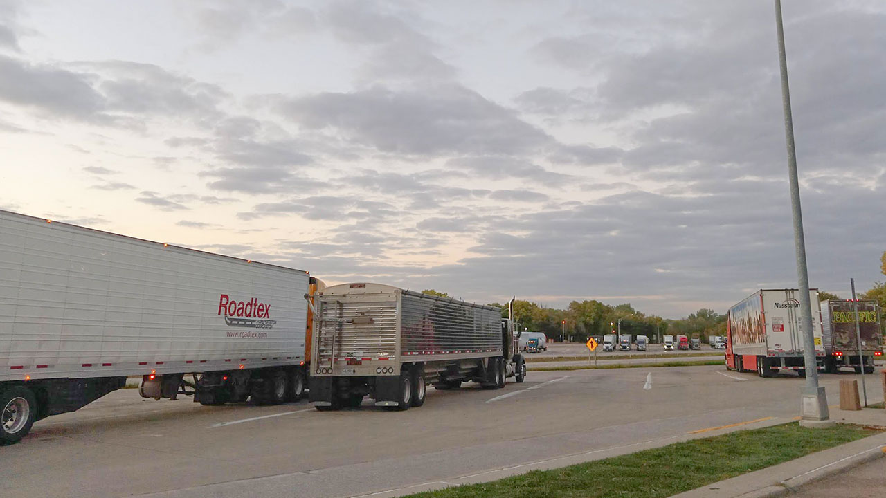 Camioneros inmigrantes afectados por nueva norma del Departamento de Transporte impulsada por la administración Trump.