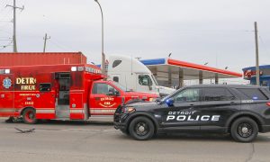 Tres estudiantes de la Wayne State University de Detroit murieron y otro resultó con lesiones graves tras un accidente automovilístico fatal.