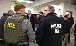 Agentes de ICE fueron desplegados en decenas de aeropuertos de metrópolis de Estados Unidos ante la falta de personal del TSA.