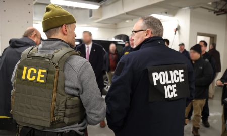 Agentes de ICE fueron desplegados en decenas de aeropuertos de metrópolis de Estados Unidos ante la falta de personal del TSA.