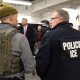 Agentes de ICE fueron desplegados en decenas de aeropuertos de metrópolis de Estados Unidos ante la falta de personal del TSA.