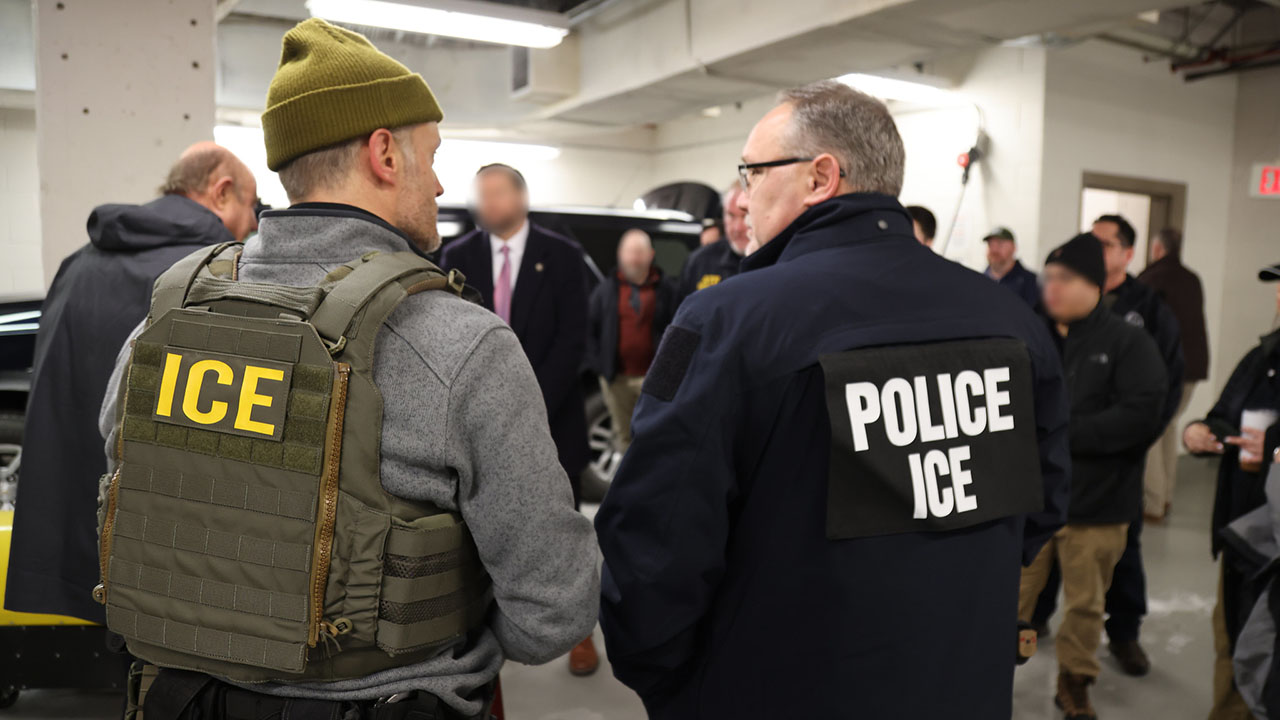 Agentes de ICE fueron desplegados en decenas de aeropuertos de metrópolis de Estados Unidos ante la falta de personal del TSA.