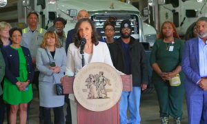 La alcaldesa Mary Sheffield al lado de empleados de la ciudad de Detroit, luego de anunciar un aumento salarial.