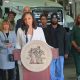 La alcaldesa Mary Sheffield al lado de empleados de la ciudad de Detroit, luego de anunciar un aumento salarial.