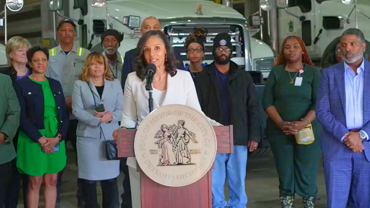 La alcaldesa Mary Sheffield al lado de empleados de la ciudad de Detroit, luego de anunciar un aumento salarial.
