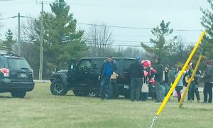 Vecinos protestando contra la propuesta de un nuevo Centro de Detención de ICE en Romulus, Michigan, en el área de Metro Detroit.