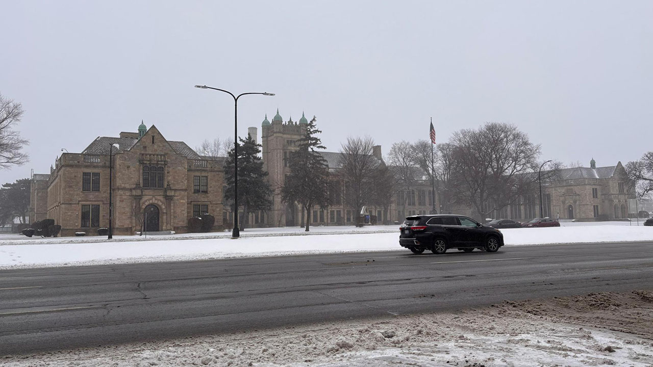 Detroit con frío intenso en medio de una tormenta invernal.