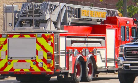 Un incendio en casa en el este de Detroit, cerca de Grosse Pointe Farms, dejó a dos personas sin vida en pleno domingo de Easter 2026.