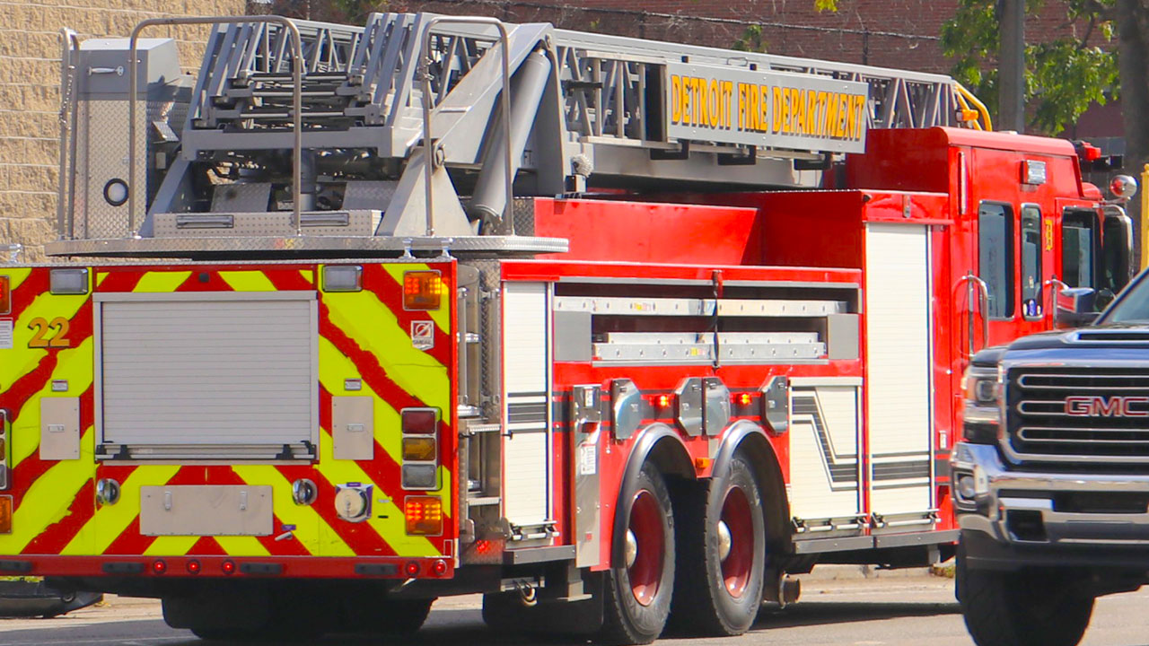 Un incendio en casa en el este de Detroit, cerca de Grosse Pointe Farms, dejó a dos personas sin vida en pleno domingo de Easter 2026.
