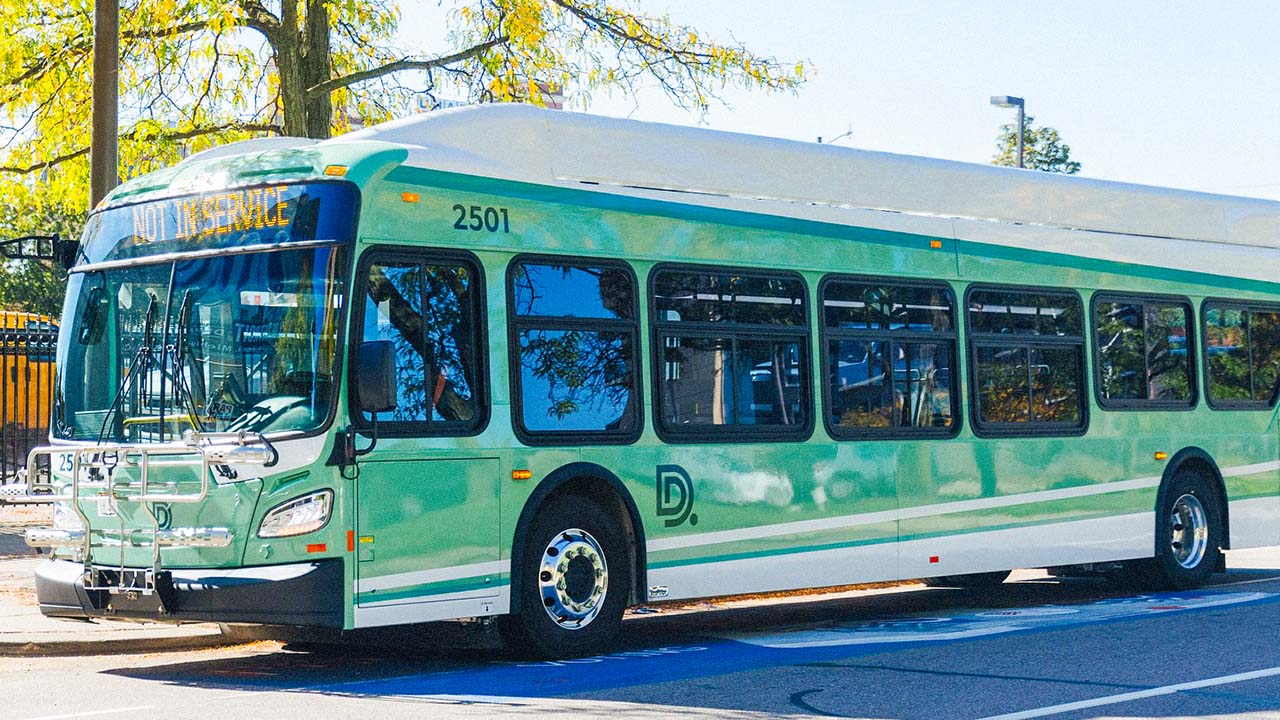 Los estudiantes K–12 en Detroit ya tienen viajes gratuitos en autobús por todo el año.