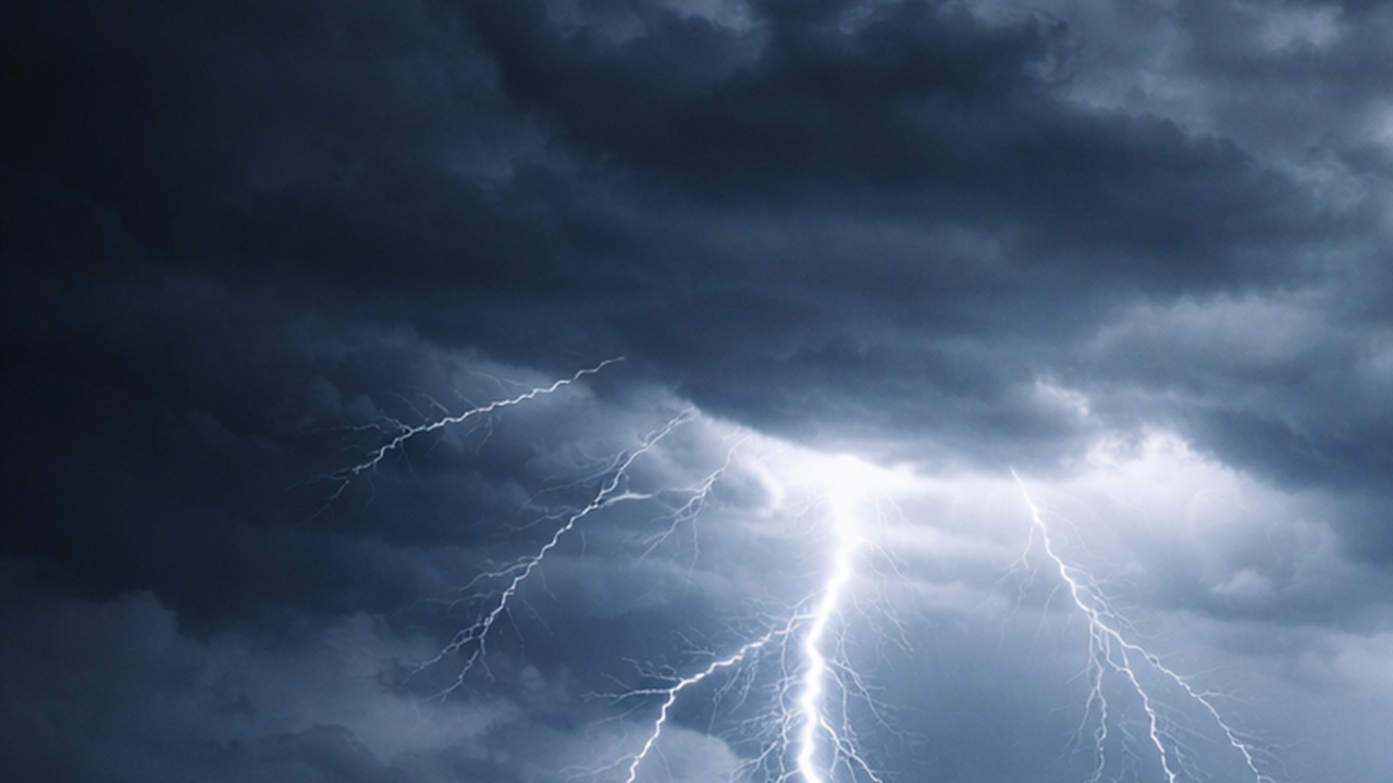 Intensas tormentas provocaron daños en Metro Detroit y alertas de tornado.