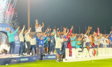Cruz Azul celebra su título 10 de Liga MX, tras vencer a Pumas en la final del Clausura 2026.