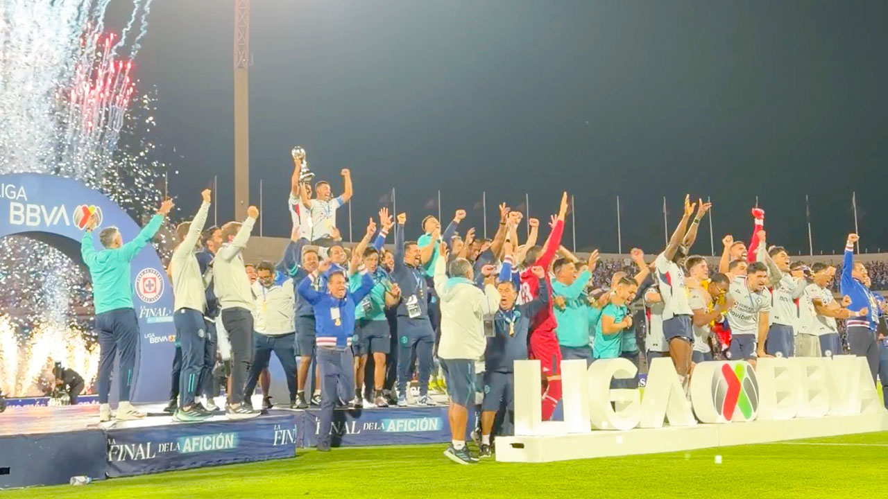 Cruz Azul celebra su título 10 de Liga MX, tras vencer a Pumas en la final del Clausura 2026.