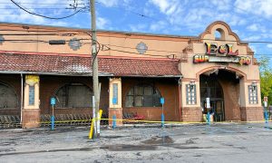 Así quedó el exterior del E&L Supermercado tras el incendio registrado la mañana de este lunes 11 de mayo.