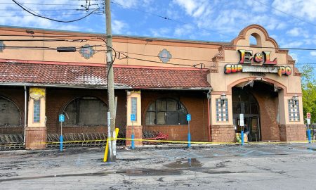 Así quedó el exterior del E&L Supermercado tras el incendio registrado la mañana de este lunes 11 de mayo.