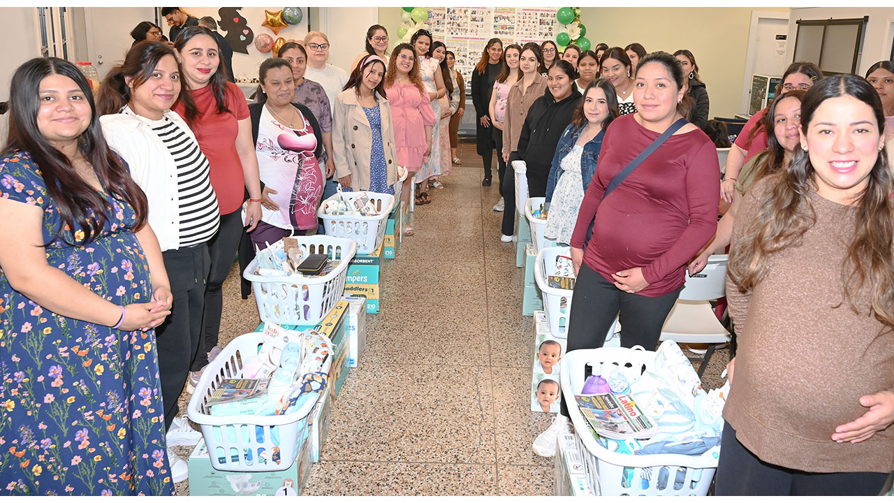 Alrededor de 60 futuras madres recibieron obsequios para ellas y sus bebés en el Baby Shower 2026 de Latino Press, en SW Detroit.