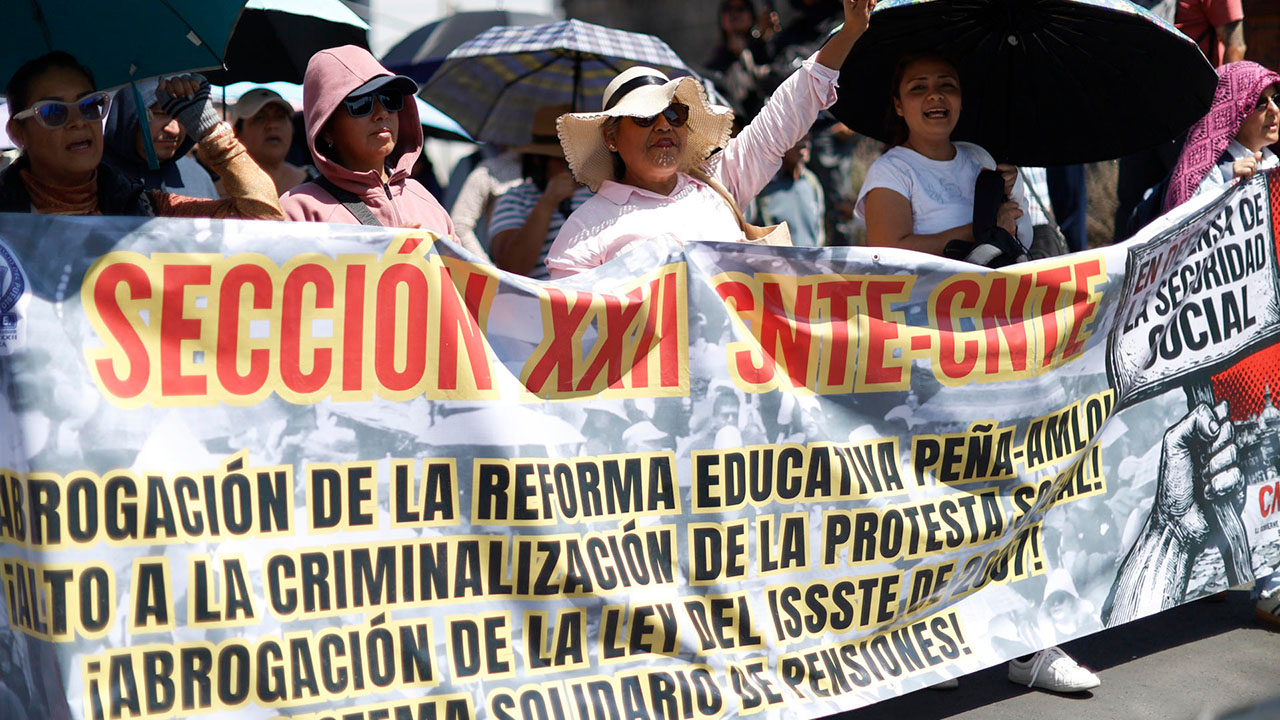 Maestros protestan en México mientras anuncian huelga de cara al Mundial 2026.