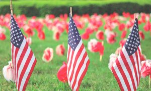 Banderas de Estados Unidos representando en Memorial Day, una fecha especial en el país.