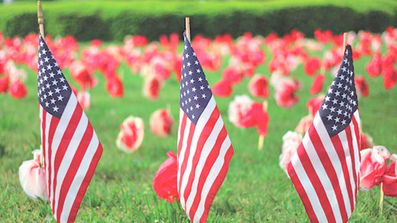 Banderas de Estados Unidos representando en Memorial Day, una fecha especial en el país.