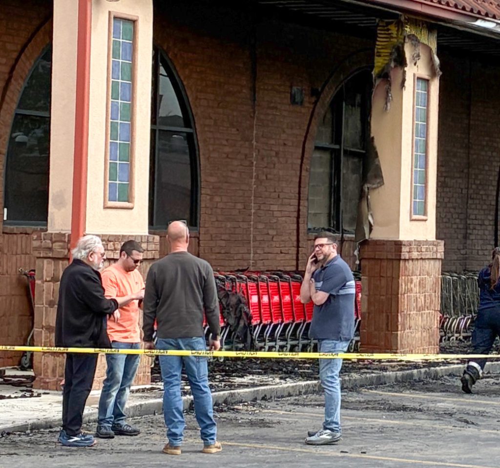 Mike, dueño de E&L Supermercado en SW Detroit, realizando una llamada telefónica tras el incendio. 
