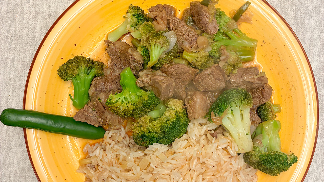 Receta fácil para preparar beef con brócoli, un platillo balanceado y nutritivo.